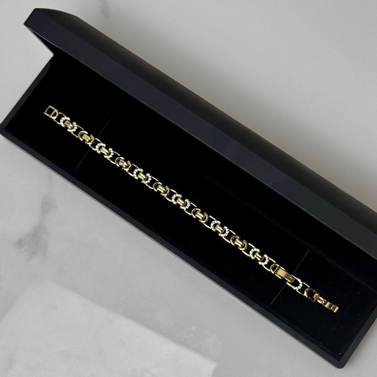 Lean Bracelet – Elegant Gold Plated Design